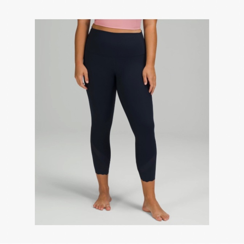 Wunder Under Scalloped Hem High-Rise Crop